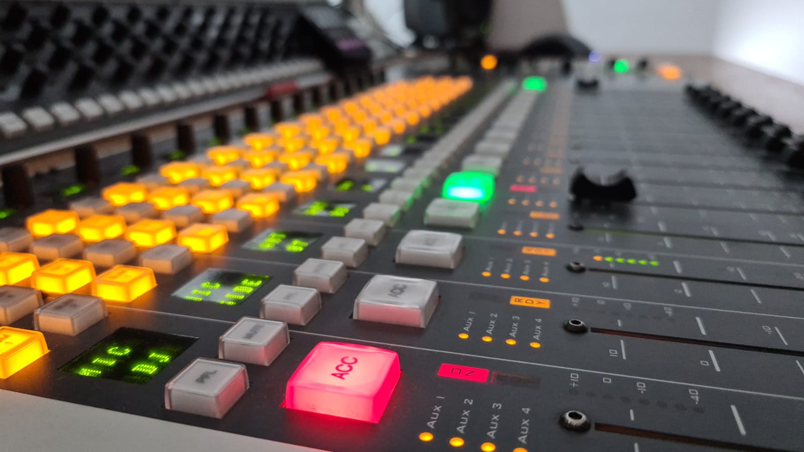 Broadcastapparatuur in een radiostudio