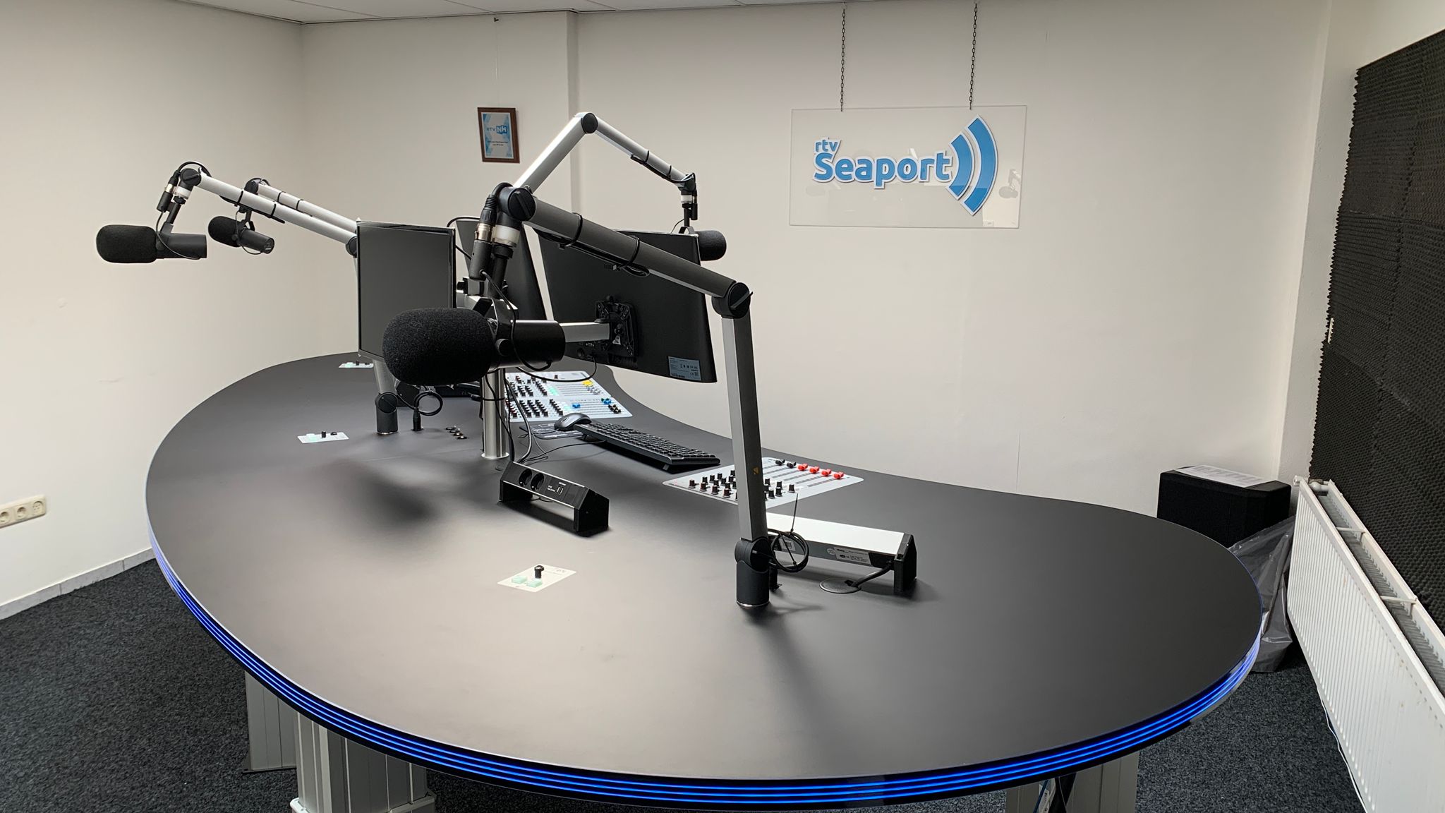 Moderne broadcaststudio van RTV Seaport